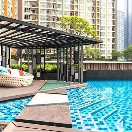 Condo In Bangkok With Swimming Pool Near Malls And Train エクステリア 写真