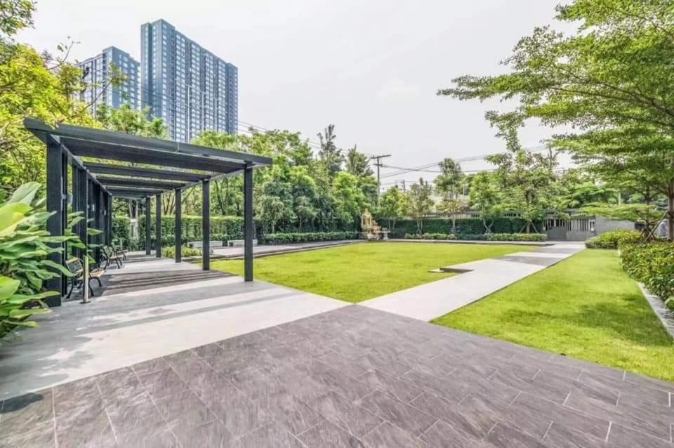 Condo In Bangkok With Swimming Pool Near Malls And Train エクステリア 写真