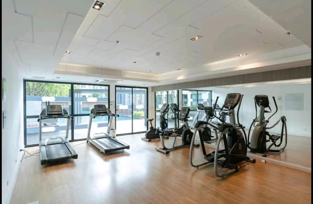 Condo In Bangkok With Swimming Pool Near Malls And Train エクステリア 写真