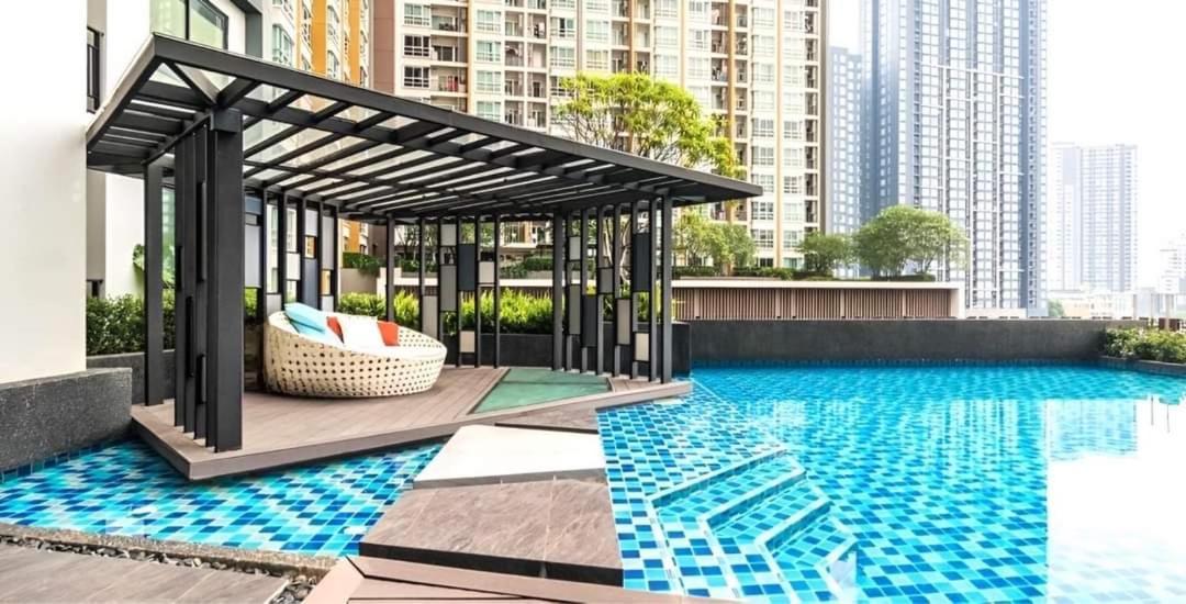Condo In Bangkok With Swimming Pool Near Malls And Train エクステリア 写真