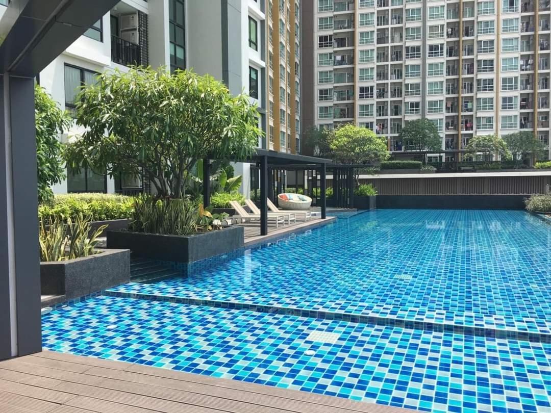 Condo In Bangkok With Swimming Pool Near Malls And Train エクステリア 写真